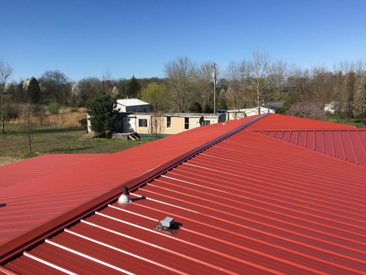 How to Choose Between Metal Roofing and Shingles